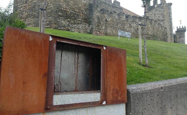 Roban la placa en homenaje a las relaciones de Ponferrada con Japón situada a las puertas del Castillo de los Templarios