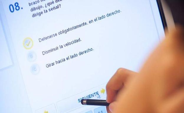 Sorprendido mientras usaba una microcámara y un auricular diminuto en el examen teórico del carnet de conducir en Soria