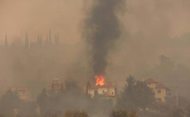 Primer muerto en Grecia por los fuegos