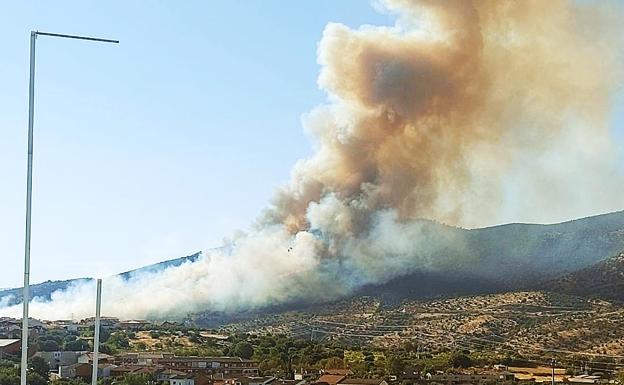 Diez helicópteros y tres aviones luchan contra las llamas en el incendio de nivel 2 de El Tiemblo