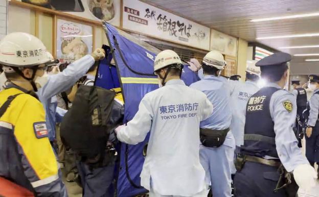 Nueve pasajeros heridos con arma blanca en un tren de Tokio