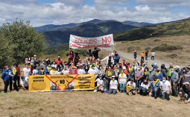 Éxito de participación en la marcha contra los macroproyectos eólicos en Cabrera