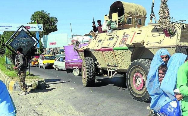 Fuerzas de seguridad afganas patrullan tras intensos combates con los talibanes para recuperar el control en partes de la ciudad de Herat. /J. REZAYEE / EFE