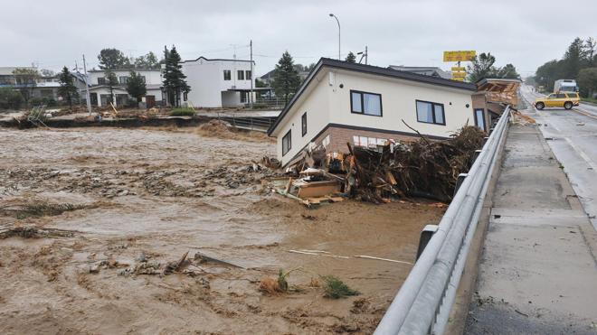 Evacuan más de 4.700 hogares en Japón debido a la proximidad de un tifón