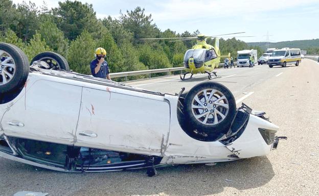 Un herido tras volcar un vehículo a la altura de Brazuelo en un choque con un camión