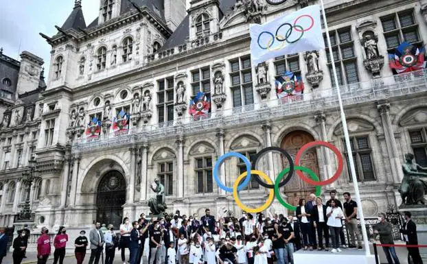 París dio la bienvenida a los Juegos de 2024 en un acto ante el ayuntamiento de la ciudad./STEPHANE DE SAKUTIN / AFP