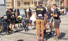 La iniciativa solidaria 'Projet 2.047 km' alcanza su meta en La Bañeza tras cruzar Europa en bicicleta