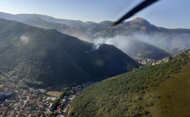 Controlado el incendio que permaneció activo durante toda la noche en Villar de Omaña