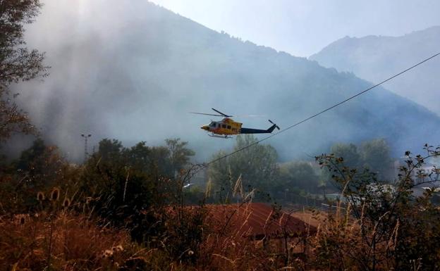 El helicóptero que trabaja en la extinción del fuego de Santa Lucía pierde la bolsa al no poder realzar el vuelo