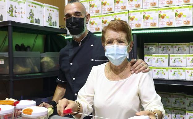 La leonesa que lleva 56 veranos en la Feria de Muestras: «No vendo nada sin probarlo yo antes»