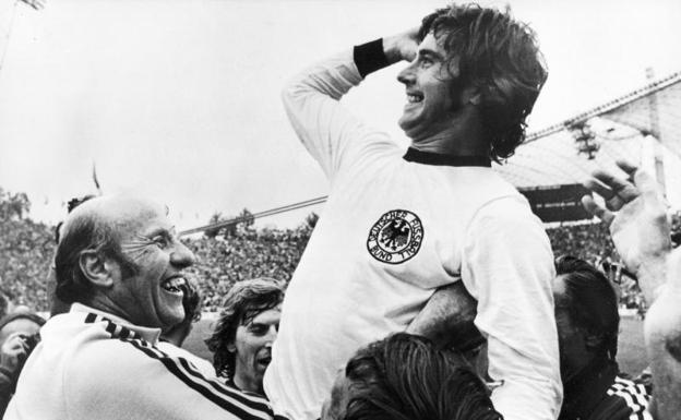 Fallece 'Torpedo' Müller, legendario goleador alemán
