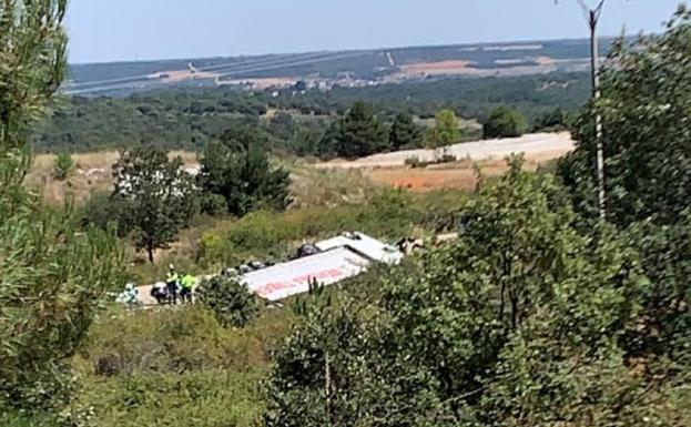 Un camión vuelca en la Nacional VI en sentido A Coruña a la altura de Villagatón