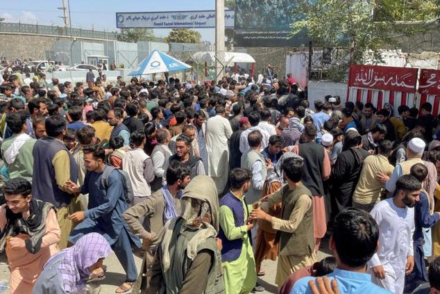 El caos en el aeropuerto de Kabul, en imágenes