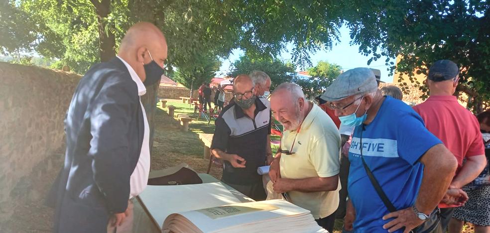 Los autores de Cepeda lucen sus libros en Otero de Escarpizo - Vimarsana News