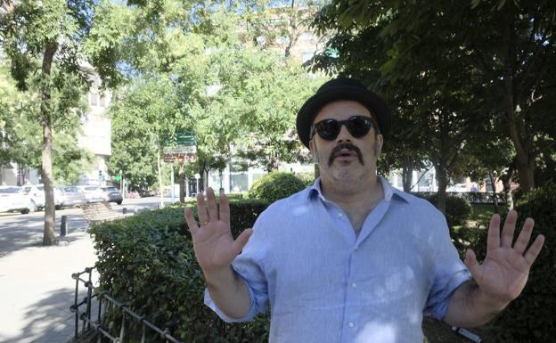 Edu Galán se deja 'atracar' por el fotógrafo en un parque de Madrid, donde vive. /iñaki martínez