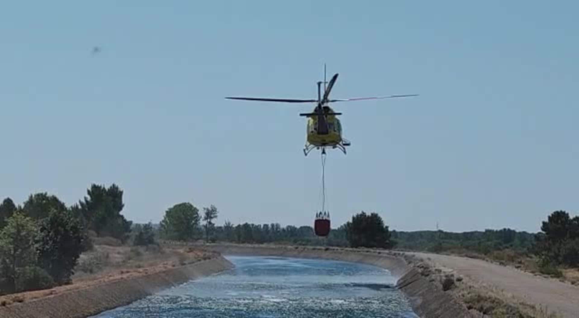Los helicópteros controlan por completo un incendio entre Cebanico y Villapadierna