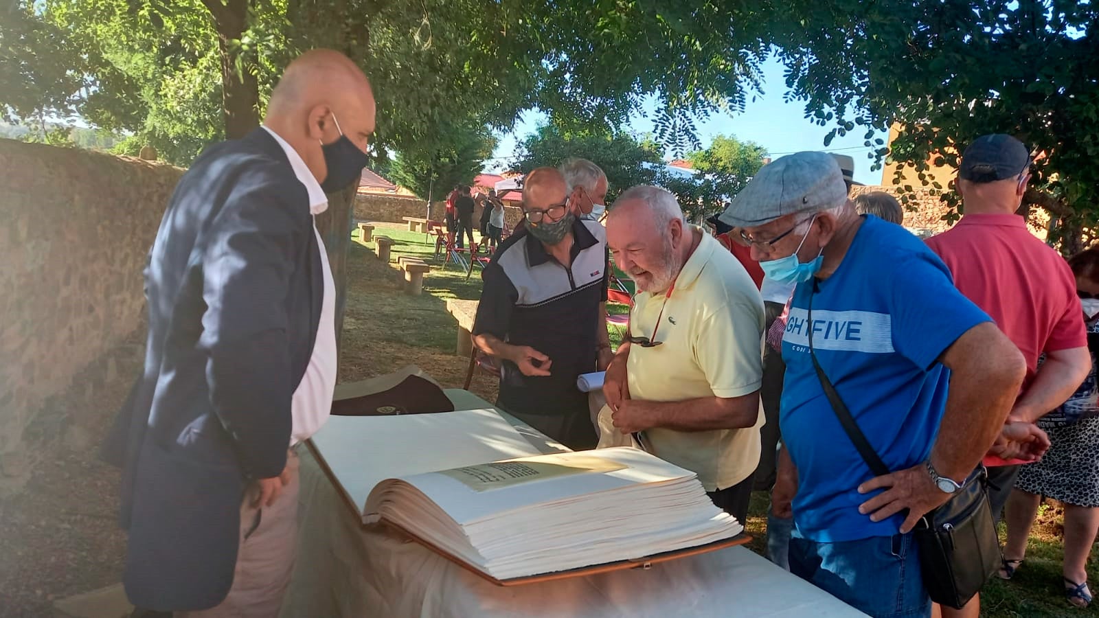 Los autores de Cepeda lucen sus libros en Otero de Escarpizo