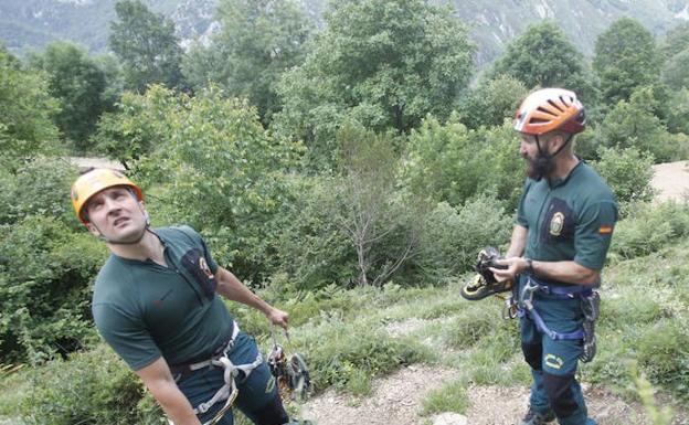 La Guardia Civil auxilia a dos senderistas desorientados en la Cascada de la Fervencia de Foncebadón