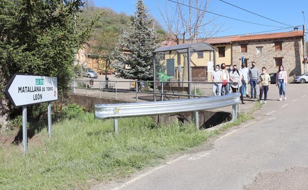 El bus escolar vuelve a entrar en Manzaneda de Torío