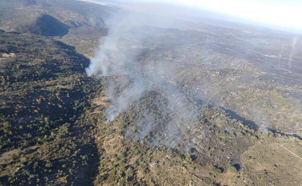 La Junta baja a nivel 0 y da por controlado el incendio forestal de San Felices de los Gallegos