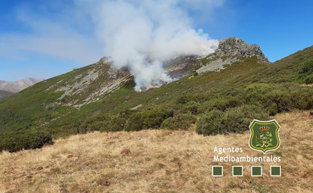Las brigadas logran extinguir el incendio originado en Caldas de Luna