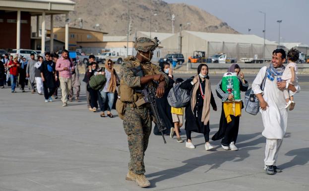 La evacuación se complica tras cerrar los talibanes el acceso al aeropuerto