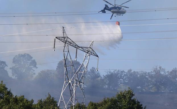 El incendio de Trabadelo baja a nivel 0 y ya ha calcinado 39 hectáreas de terreno arbolado y matorral