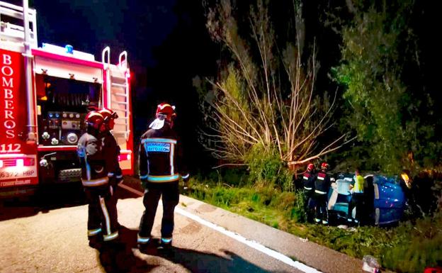 Dos personas resultan heridas en el vuelco de un turismo en la CL-623 a la altura de Carrocera