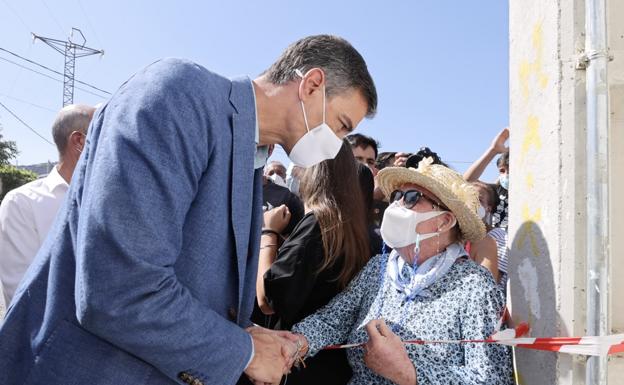 Pedro Sánchez ha visitado las zonas afectadas por el incendio de Navalacruz (Ávila)./Muñoz