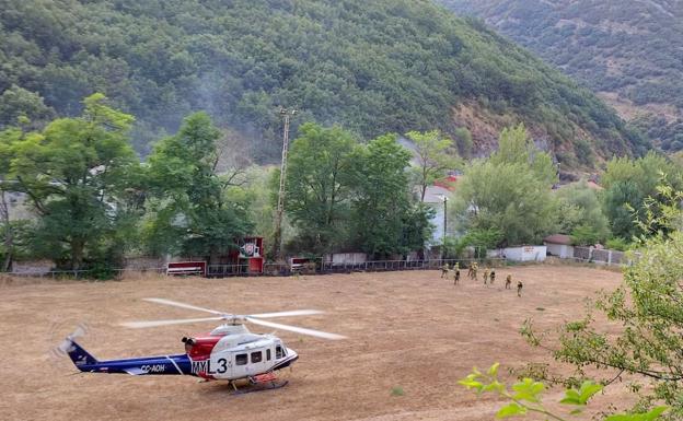 Amplio despliegue de efectivos ante un incendio en el campo de fútbol de Ciñera de Gordón