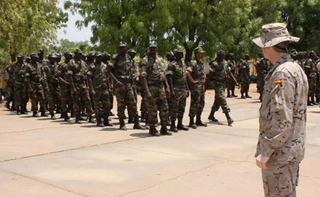 Un oficial del Ejército de Tierra pasa revista a las tropas malienses que ha formado España en Koulikoro. /R. C.