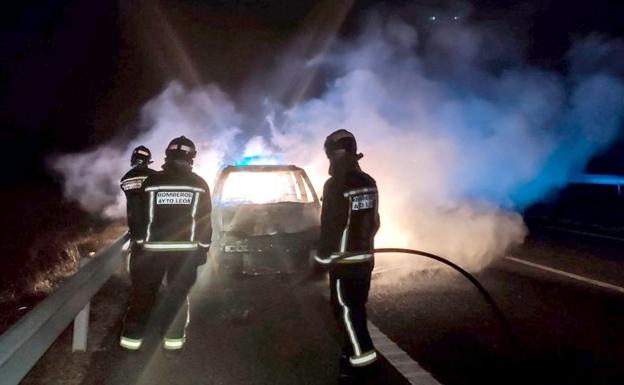 Bomberos de León interviene para sofocar el incendio de una furgoneta en la A-60