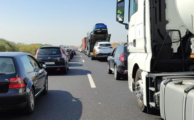 Retenciones de varios kilómetros por un accidente sin heridos en la A-66 a la altura de Algadefe