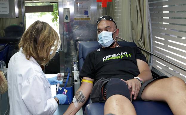Un voluntario dona sangre en una unidad móvil de Cruz Roja en el centro de Madrid./