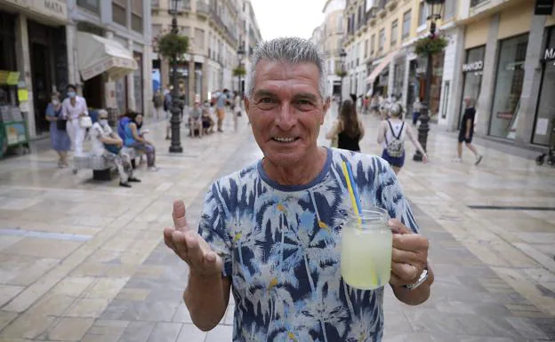 Manuel Sarriá, en la malagueña calle Larios, con un refrescante granizado. /migue fernández