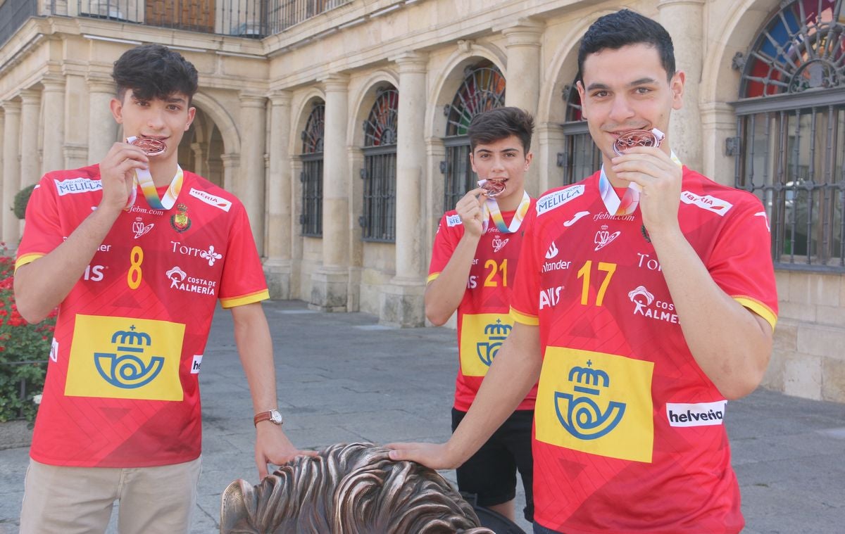 Tres 'leones' de bronce