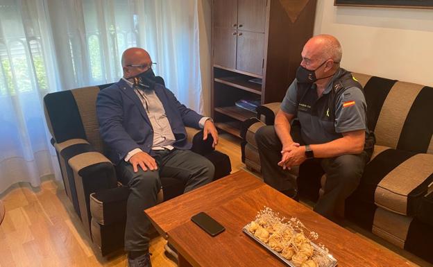 Faustino Sánchez, recibe al General Jefe de la XII Zona de la Guardia Civil, Luis del Castillo