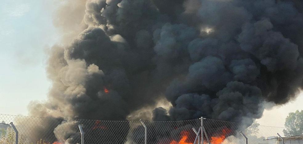 El incendio de una finca industrial próxima a Sariegos ...