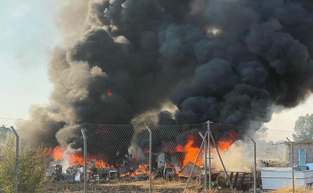 El incendio de una finca industrial próxima a Sariegos causa alarma en el alfoz de León