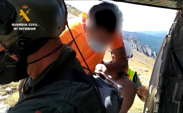 El Greim evacúa a un montañero lesionado tras sufrir una caída en el ascenso al Collado Jermoso