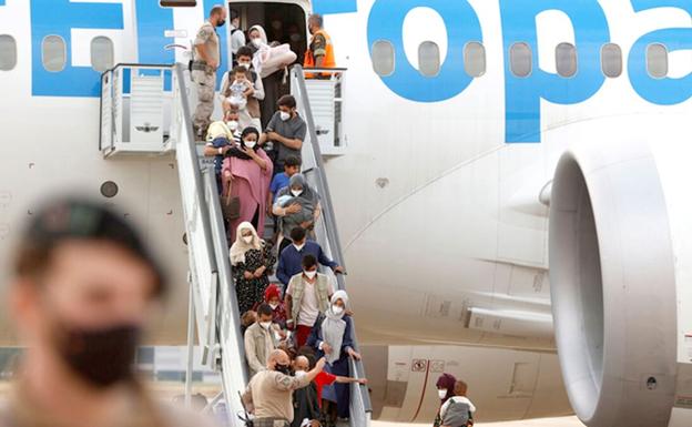 Refugiados afganos a su llegada a la base de Torrejón de Ardoz. /Efe