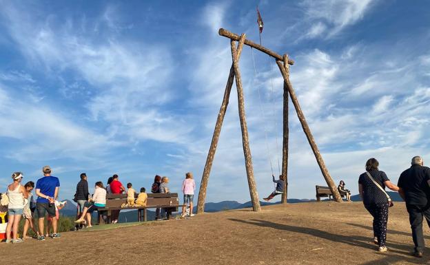 El éxito del columpio de Riaño, una atracción de turistas a la localidad