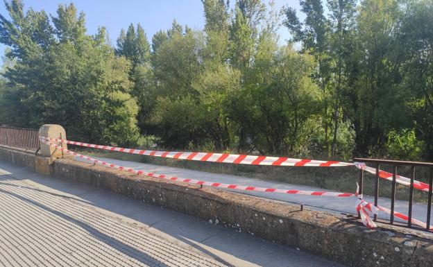 Ciudadanos denuncia el deterioro de la barandilla junto al río Bernesga a la entrada de León
