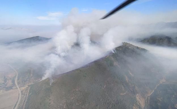 La lucha contra el fuego no cesa en el Valle Estremero y el incendio baja a nivel 0