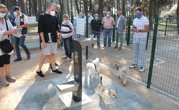 Inauguración de la nueva área canina en el parque del Temple de Ponferada./