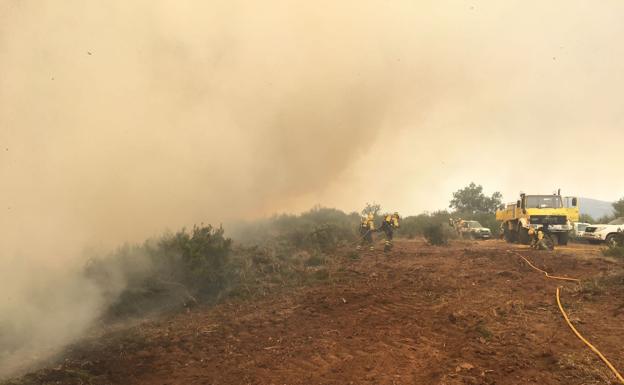 El incendio de Boca de Huérgano se mantiene activo pero se alivia el dispositivo desplegado