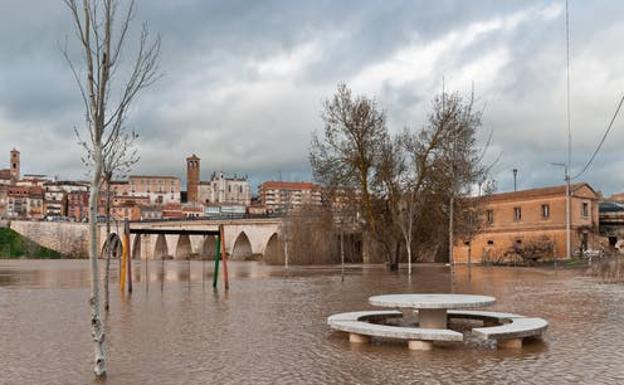 Por qué el creciente impacto de las inundaciones no se debe solo al cambio climático