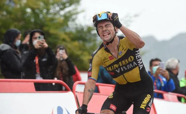 Primoz Roglic celebra su épica victoria en los Lagos de Covadonga./MIGUEL RIOPA / AFP