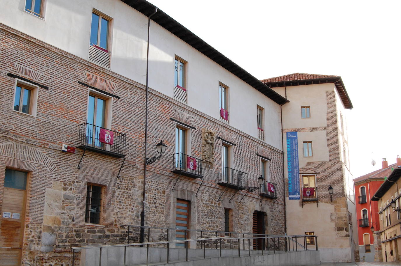 Cs pide acercar los servicios sociales al Palacio de Don Gutierre a los mayores del barrio del Mercado