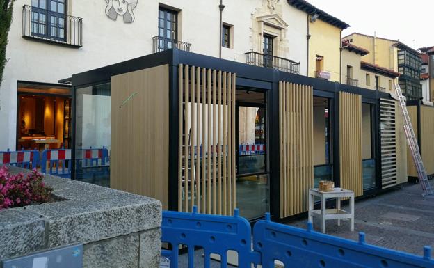 IU califica de «colosal despropósito» la instalación de una terraza cubierta en San Marcelo y pide explicaciones a Diez